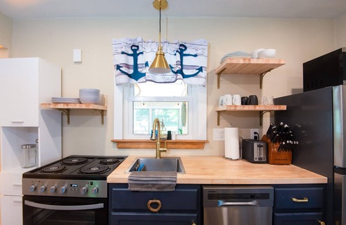 Narragansett Cottage | Cozy 3 bed cottage minutes away from beach & fun!