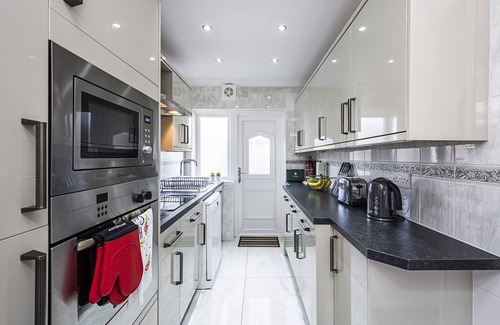 Aveley House | Cozy 3 Bed House in Aveley, Thurrock.