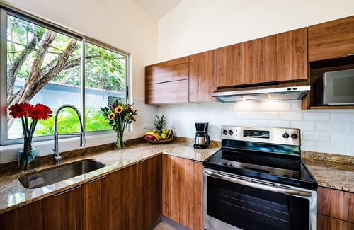 Paraiso House | Cozy 3bd private house & pool & walk to beach - Pets welcome!