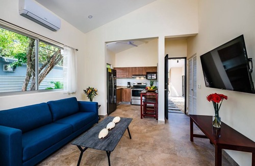 Paraiso House | Cozy 3bd private house & pool & walk to beach - Pets welcome!