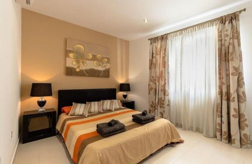 Il-Balluta Apartment | Cozy 3BD Seaside Apartment! WiFi and Great Location!