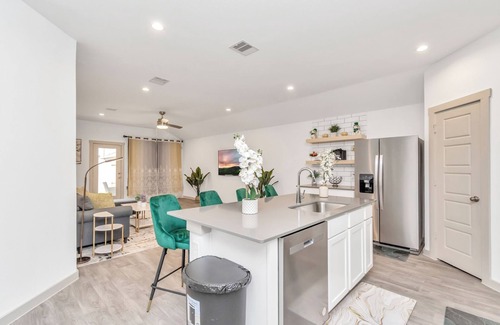 Southeast Houston House | Cozy 3BR W/Backyard Near NRG & Downtown