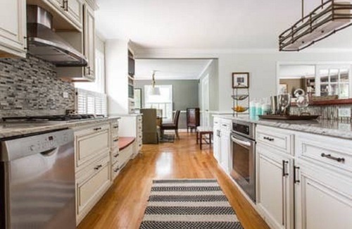 Glenview House | Cozy 4 Bedroom/2 Bath Cozy Home In East Glenview With Inground Pool!