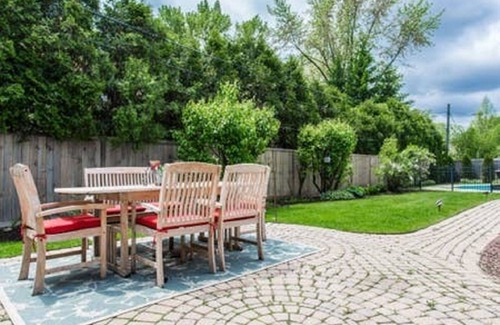 Glenview House | Cozy 4 Bedroom/2 Bath Cozy Home In East Glenview With Inground Pool!