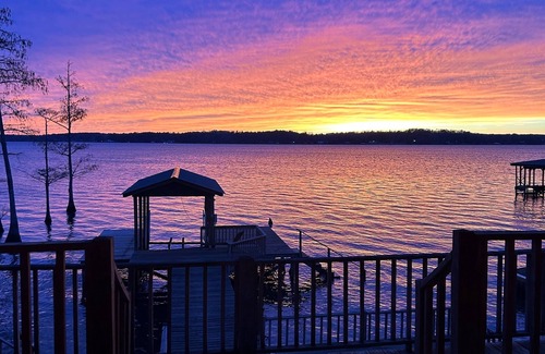 Farmerville Cabin | Cozy 4-bedroom cabin with AC and WiFi on Lake D'arbonne.