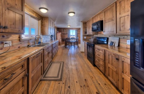 Blanding Cabin | Cozy 4-bedroom cabin in tranquil Blanding with AC, WiFi
