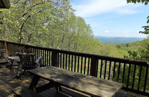 Beech Mountain Cottage | Cozy 4BR Beech Mountain cottage with views, adventure, and comfort for all.