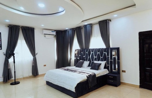 Port Harcourt Apartment | COZY 4BR Duplex Apartment with Starlink WIFI, PS5, and 4mins to GRA