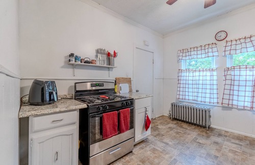 South Medford House | Cozy 4BR Home by Tufts w/Subway Access to Downtown, MIT, Harvard + Free Parking