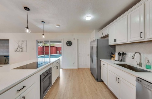 Rowlett House | Cozy 5BR Pool House with Hot Tub Near The Lake