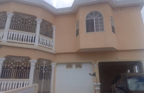 Runaway Bay Villa | Cozy 8 - Bedroom Villa Retreat - Spacious, Serene and Stunning!