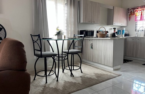 Portmore House | Cozy 8-Person Retreat In Gated Community Near Shops & Beaches!