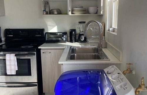 Portmore House | Cozy 8-Person Retreat In Gated Community Near Shops & Beaches!