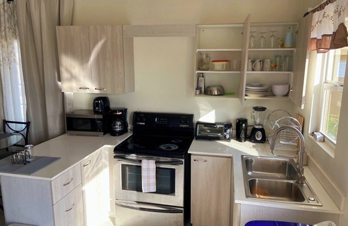Portmore House | Cozy 8-Person Retreat In Gated Community Near Shops & Beaches!