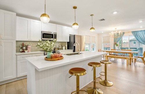 MacGregor House | Cozy 90°F Heated Pool & Spa /2Lkd Suites /Gated 2PKG