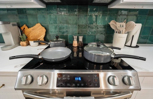 MacGregor House | Cozy 90°F Heated Pool & Spa /2Lkd Suites /Gated 2PKG