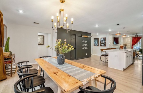 MacGregor House | Cozy 90°F Heated Pool & Spa /2Lkd Suites /Gated 2PKG