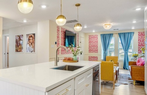 South Central Houston House | Cozy 90°F Heated Pool & Spa /3BR 3BA /Balcony