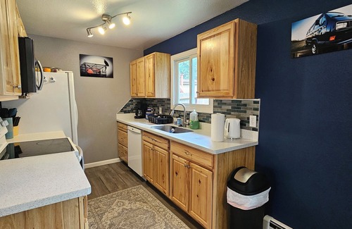 Abbott Loop House | Cozy Alaskan home in quiet neighborhood: pet friendly with a fenced backyard!