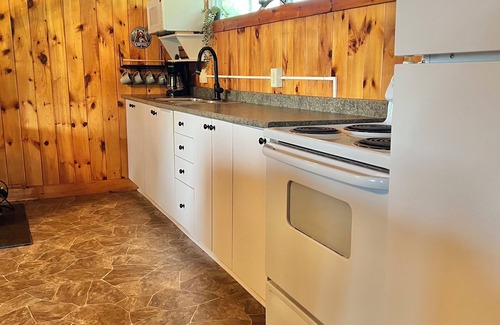 Tay Valley Cabin | Cozy all season Balderson Cabin, 20 mins from Perth Ontario!