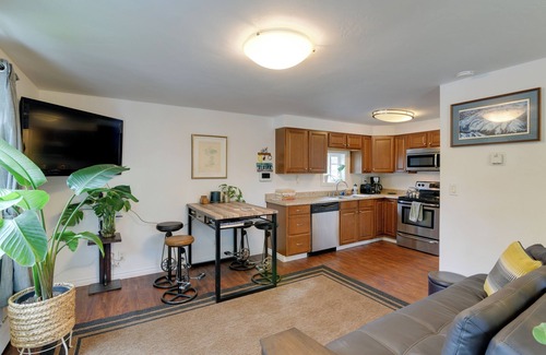 Spenard Cottage | Cozy Anchorage Retreat < 4 Mi to Downtown!