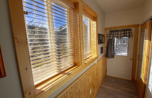 Garfield Cabin | Cozy and Affordable- minutes to Monarch
