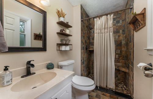 Candler Apartment | Cozy and Bright 3br apartment 15 min to DT Avl