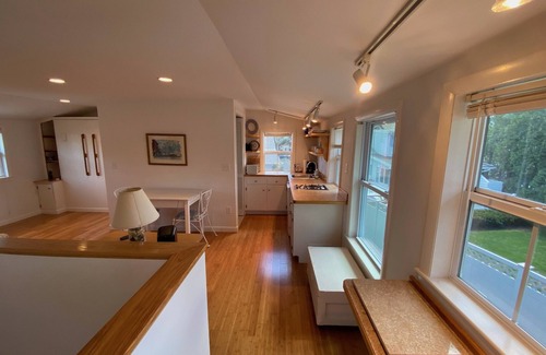 North Kingstown Apartment | Cozy and bright shoreline studio apartment - walk to beach and row to boat