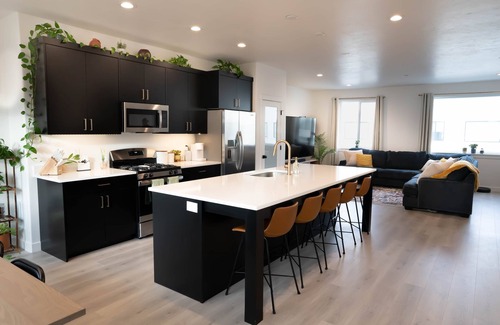 American Fork House | ✨Cozy and Modern 4BD Townhome 📺 w/86 inch Television ✨