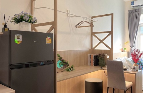 Pom Prap Apartment | Cozy and large bed. Working space, 350m to MRT and Chinatown