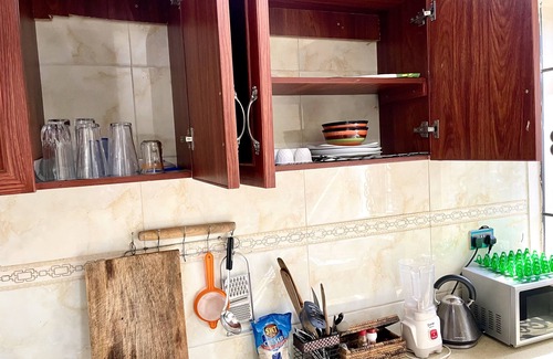 Kampala House | Cozy Apartment in Central KLA. *Unlimited Wifi, Netflix. Entire Apartment.