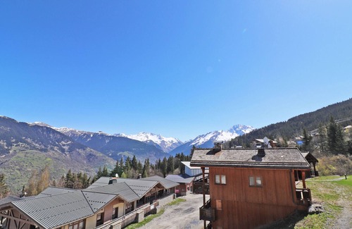 La Perriere Apartment | Cozy Apartment in La Tania – Ski-in/Ski-out, Sleeps 6, With Balcony