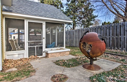 Appleton Cottage | Cozy Appleton Getaway w/Screened-in Porch + Yard!