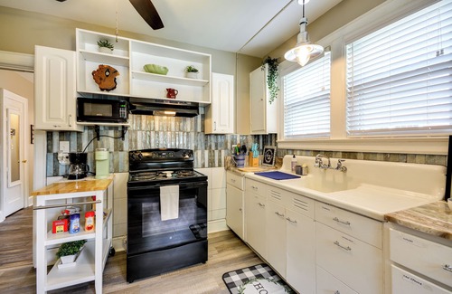 Greensboro Apartment | Cozy Apt in Downtown Greensboro w/Shared Yard!