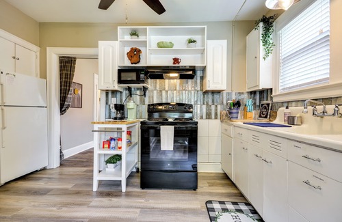 Greensboro Apartment | Cozy Apt in Downtown Greensboro w/Shared Yard!