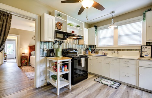 Greensboro Apartment | Cozy Apt in Downtown Greensboro w/Shared Yard!