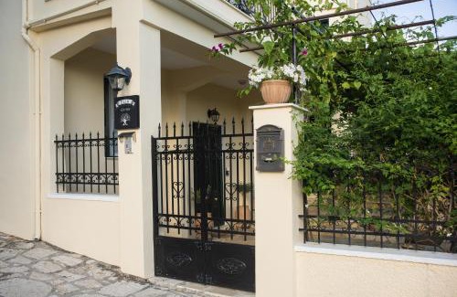 Delfoi Apartment | Cozy Attic Suite - Elia Apartments Chrisso