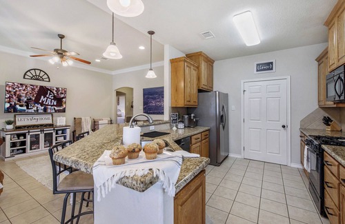 Wellborn House | Cozy Back Porch & 🔥Fire Pit, Full Kitchen, Near A&M❤️