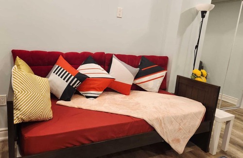 Churchill Meadows House | Cozy Basement Apartment in Churchill Meadows