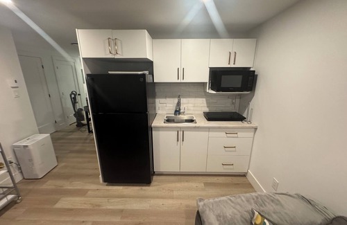 Dieppe House | Cozy Basement Apartment with Private Entrance and Office space-4 Mins to Airport