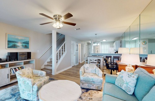 Sunnyside House | Cozy beachfront home with private deck and beach access