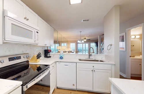 Sunnyside House | Cozy beachfront home with private deck and beach access