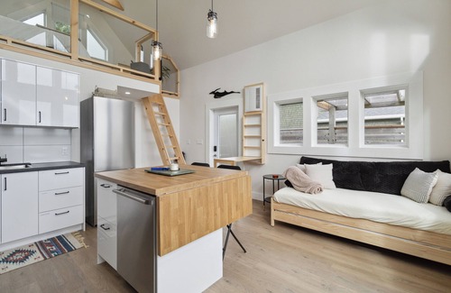 Shelburne House | Cozy Bells Cove Retreat – Stylish Loft with Harbour Views & Walkability