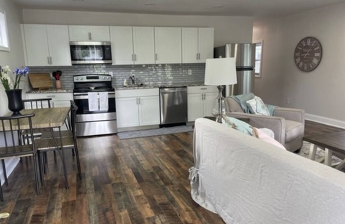 Elsmere House | Cozy bungalow w/deck- 5 minutes from Riverfront