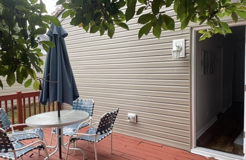 Elsmere House | Cozy bungalow w/deck- 5 minutes from Riverfront