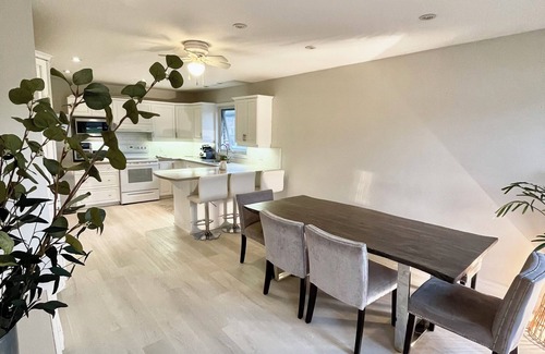 Burlington House | Cozy Bungalow with a Pool