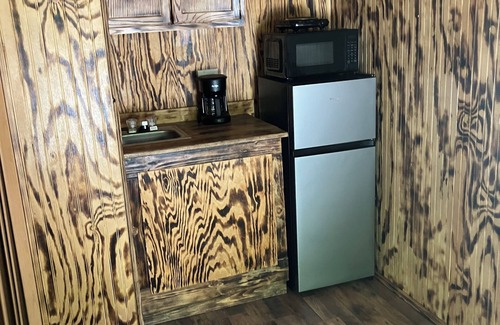 Bennett Springs Apartment | Cozy cabin #5 located 1 mile from Bennett Spring State Park