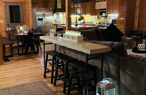 McHenry House | Cozy Cabin, close to Wisp w Firepit, Pool Table, Pets!