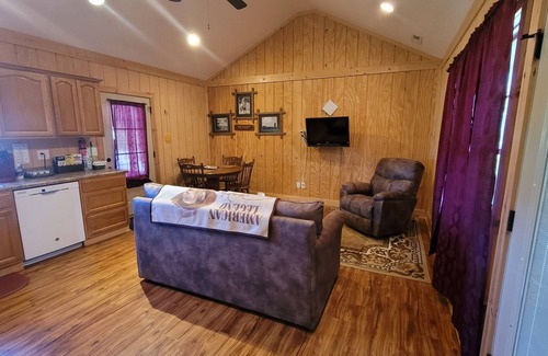 Smiths Grove House | Cozy cabin getaway - Country setting - pond with walking trail