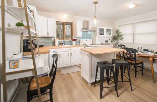 Newland House | Cozy cabin GREAT location near Sugar, Grandfather Mtn, Beech Pet friendly